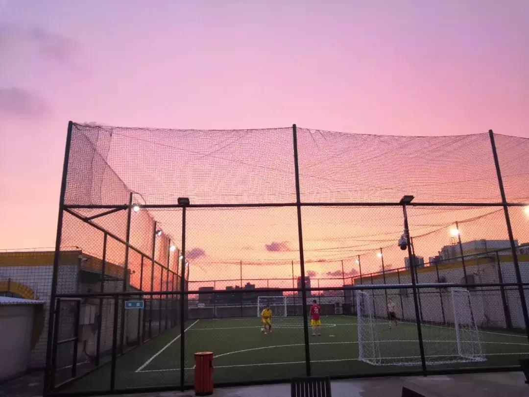 每当夜幕降临一群年轻人,每当夜幕降临时总有那么一群少年