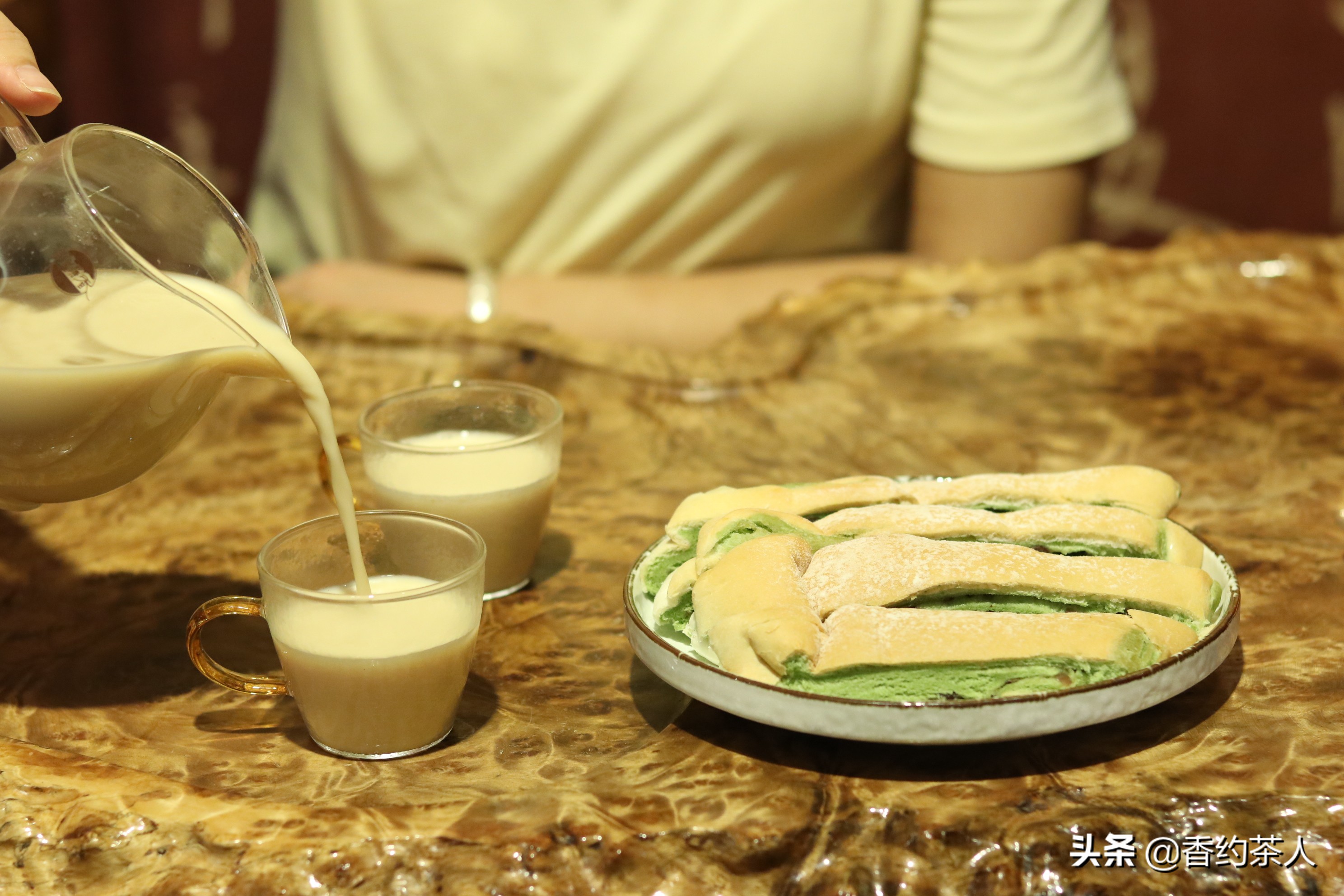 夏天喝红茶和冬天喝红茶的区别,喝红茶热的好还是冷的好