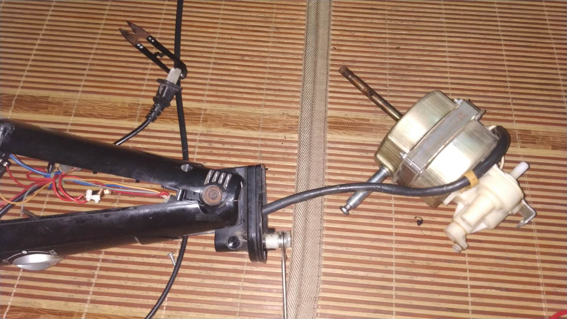 捡到了一个旧风扇,在外面捡到一个电动小风扇