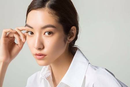 如何解决早上起来脸肿,女生脸肿嘴肿是什么原因引起的