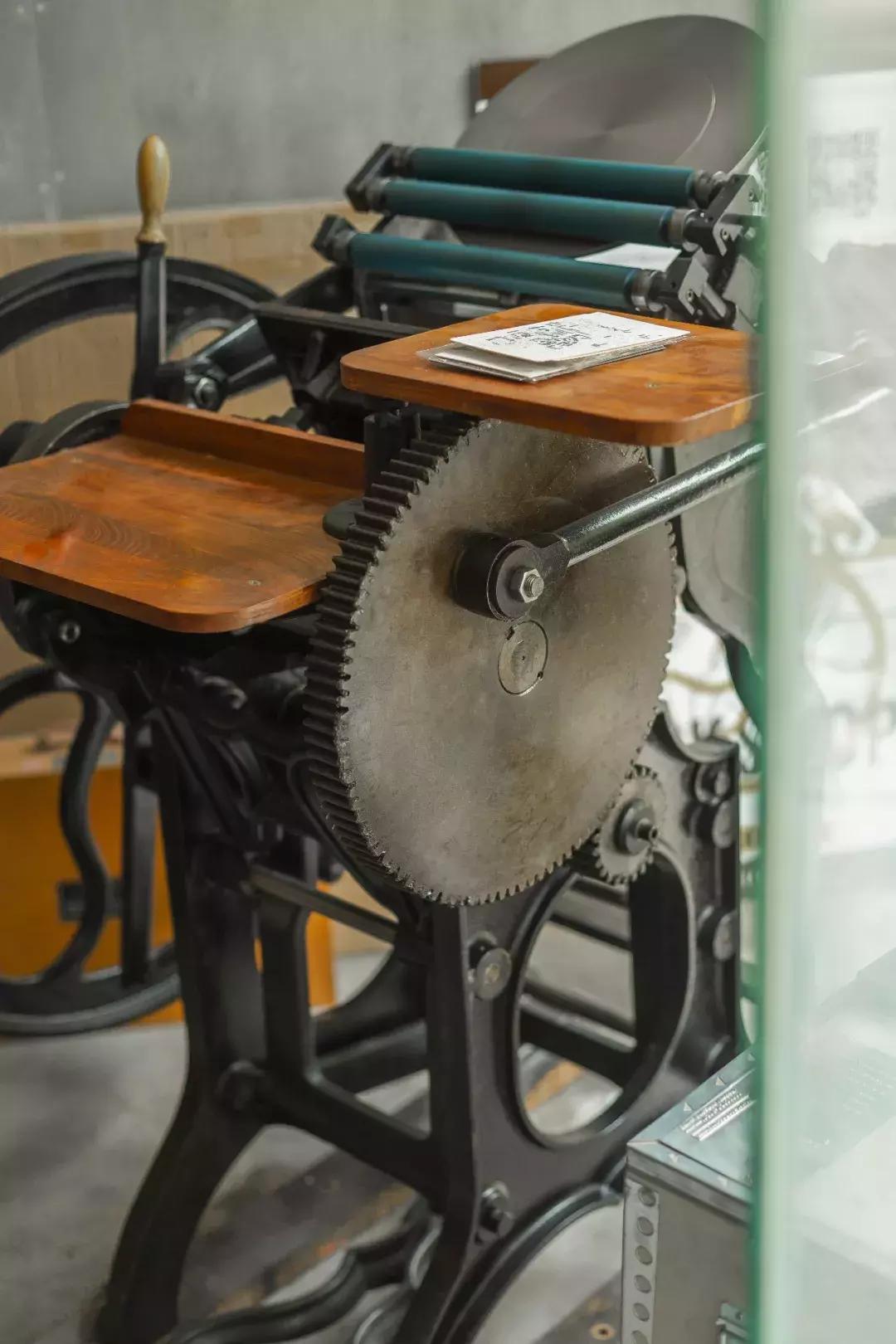 独此一家，机器跨越百年，户部山上的这家小店印出家乡生活的墨迹