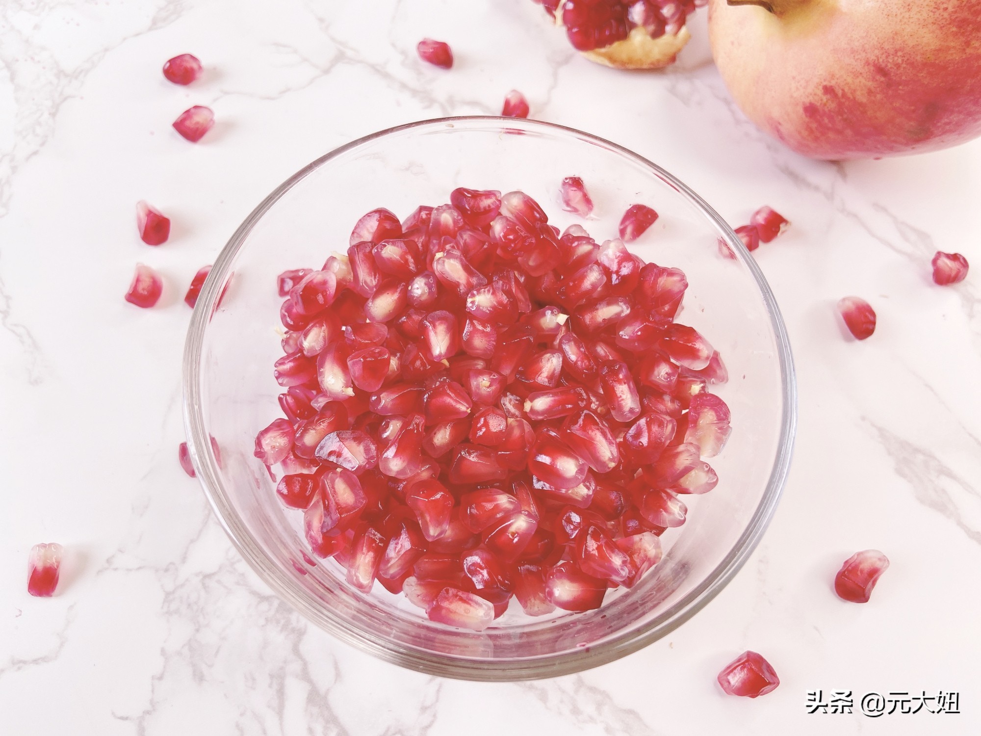 怎样挑石榴才又红又甜,石榴怎么挑哪种石榴甜一点