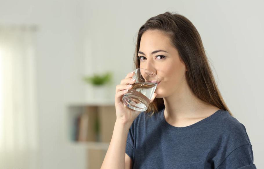 宝妈刚过满月肚子疼是怎么回事,宝妈刚满月出去转一圈肚子有气疼