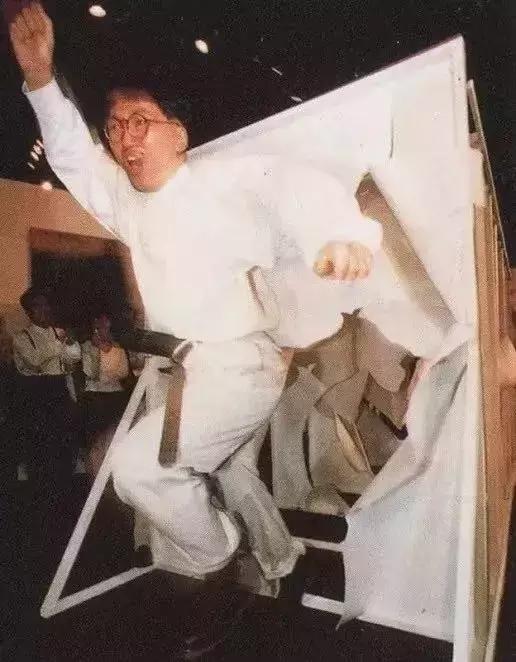 村上隆作品为什么这么贵,为什么画一条线卖7亿