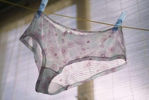 女生每天都洗*裤内**，为何中间还是发黄发硬呢？很多女生还不知道