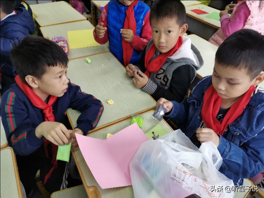 猜猜他是谁三年级作文范文四篇,猜猜他是谁三年级作文300字男孩