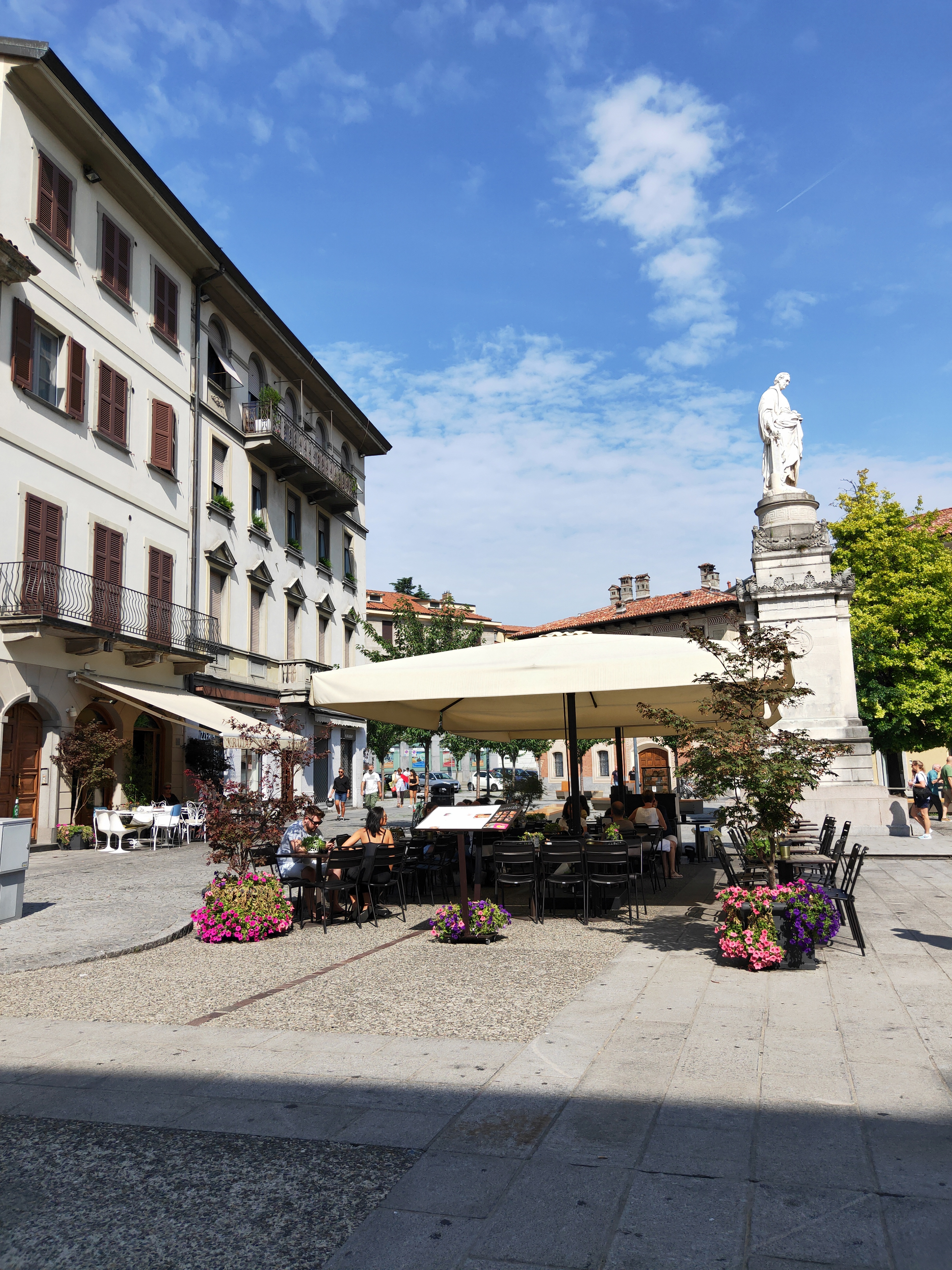 贝拉焦（Bellagio），意大利在左，瑞士在右，晨光熹微，岁月静好