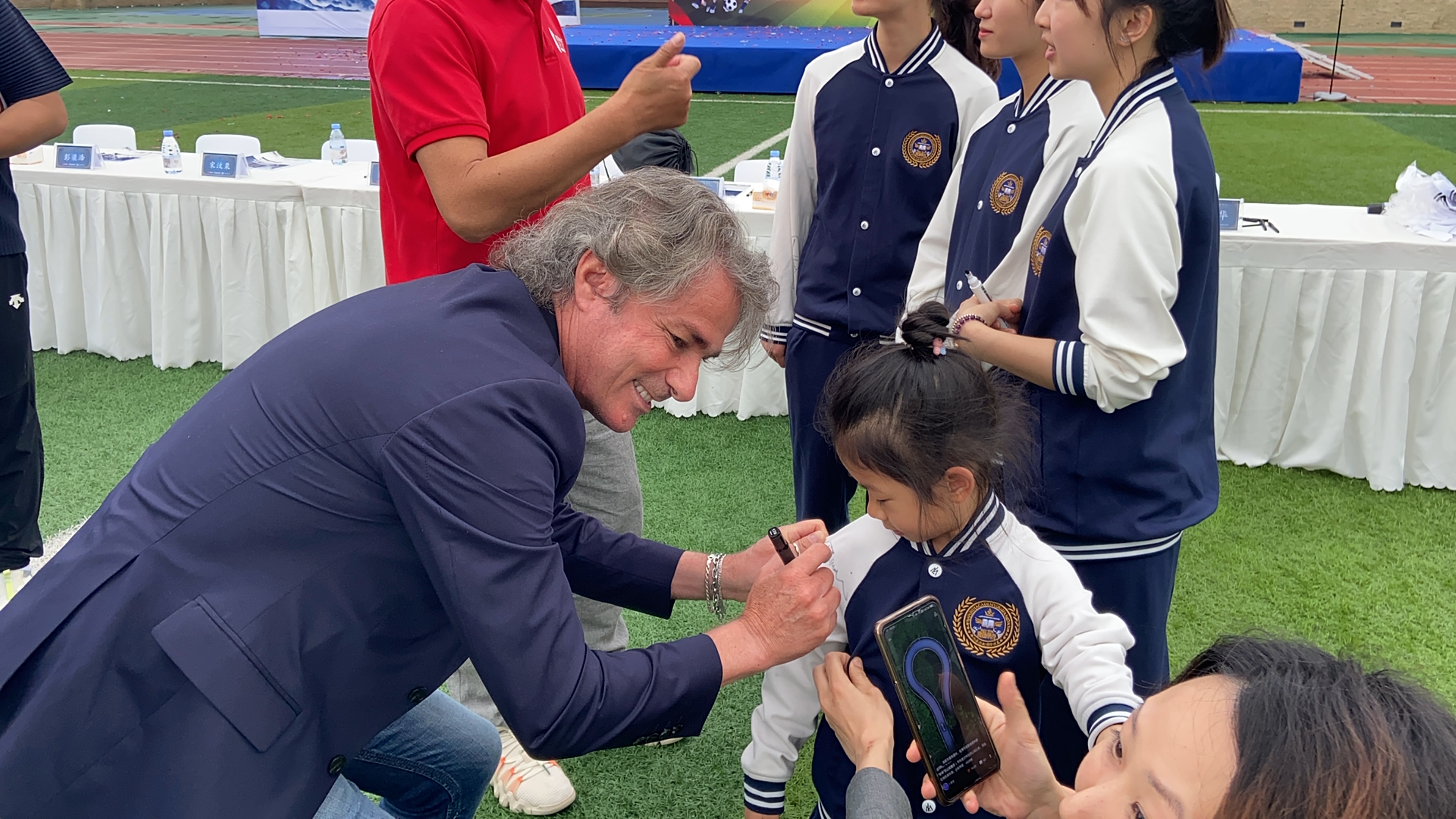 这所最美的“水墨校园”迎来首届足球春季联赛！AC米兰球星都来了