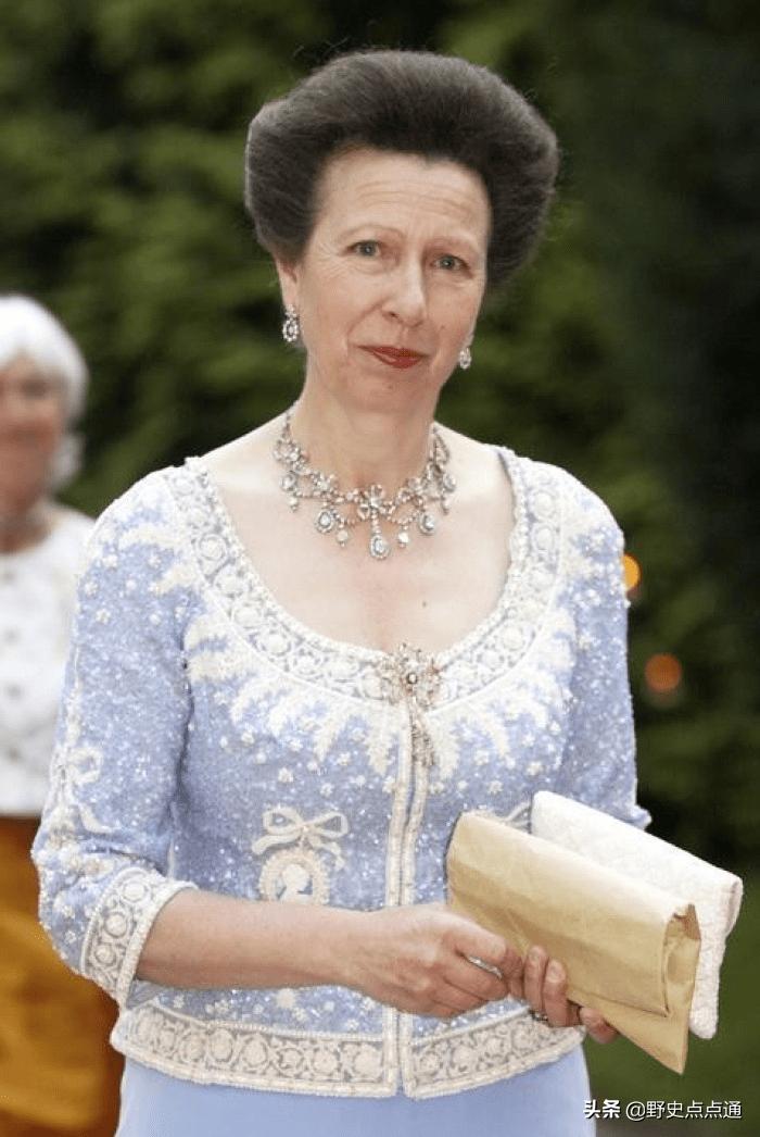 英国王室拒绝梅根女儿在伦敦洗礼,英国安妮公主参加马术比赛