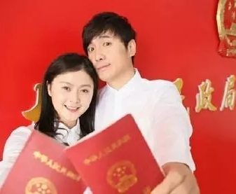 沈腾妻子王琦深夜聚餐被拍,沈腾和老婆王琦年轻照片