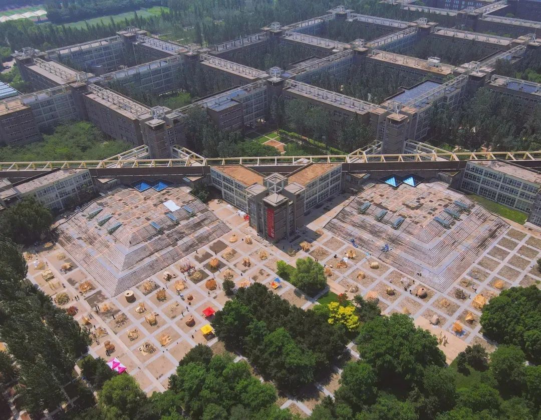 母校前面的广场是什么广场,母校校门设置