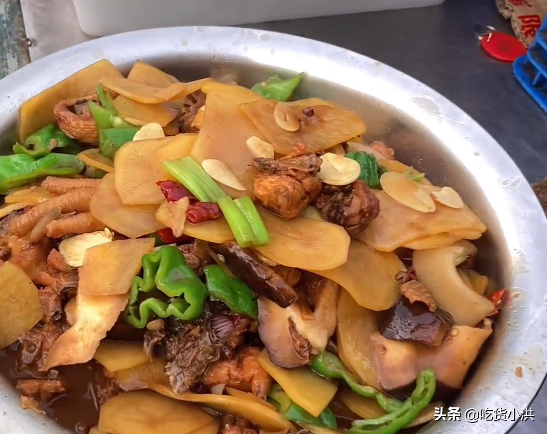 临沂炒鸡夫妻,临沂小哥露天卖炒鸡