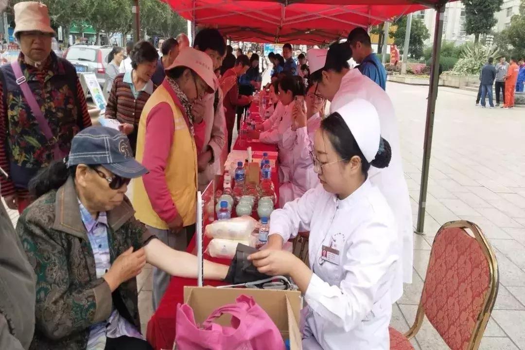 曲靖市中医医院皮肤科“5.25爱肤日”主题宣传活动纪实