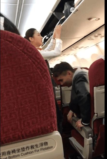 东北小伙调侃空姐搞笑视频,男子飞机上调侃空姐