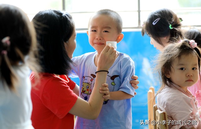 上幼儿园一年了还哭闹,幼儿园新生入园哭闹老师哄娃技巧