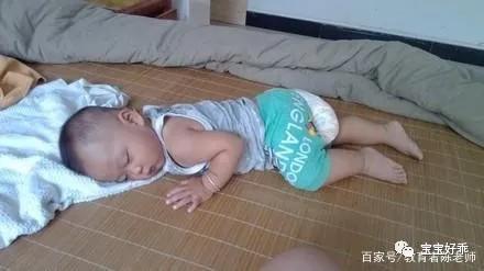 8个月宝宝睡觉趴睡要不要翻过来,宝宝趴睡怎么翻过来
