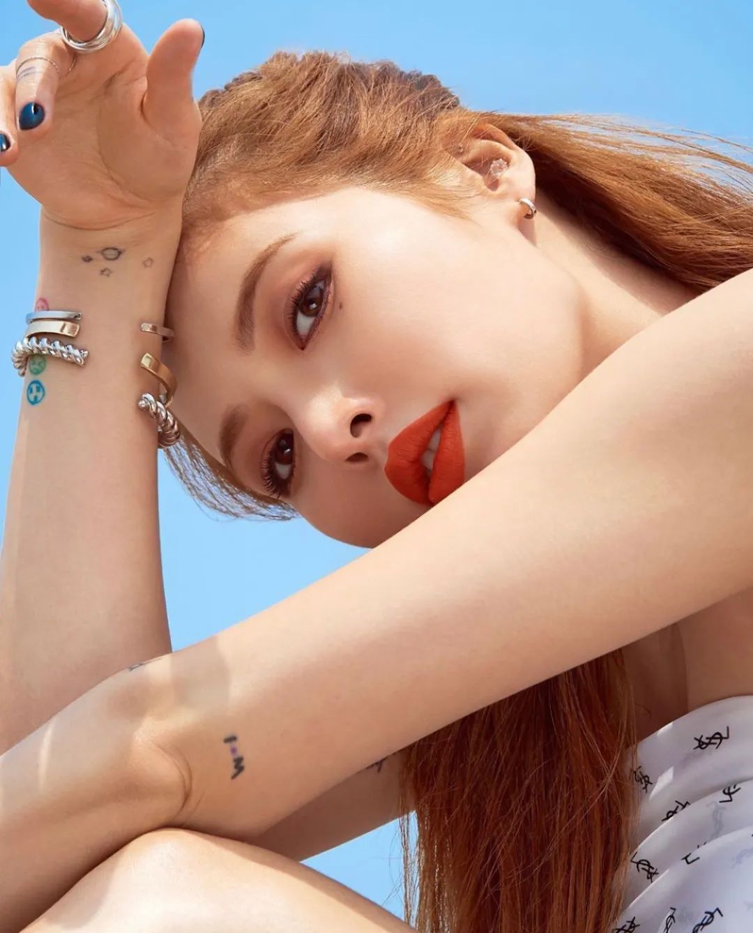 泫雅大秀身材,泫雅甜酷情侣写真