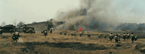 “三三制”拍出来不好看？密集冲锋的“人海战术”就好看了吗？