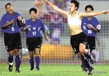 李梦场边换球衫就震惊了?这些姑娘庆祝胜利之举,你不得流鼻血?