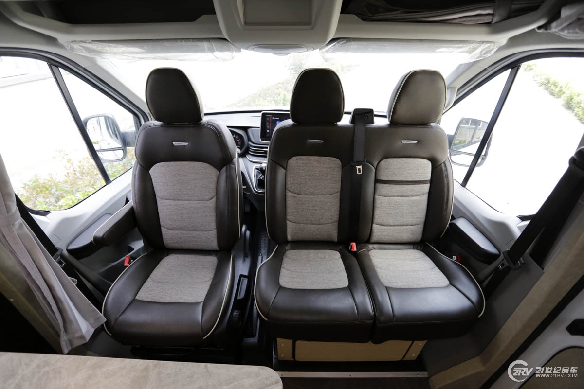 25万大通v90七座,大通v90自动挡5.95米长轴高顶房车