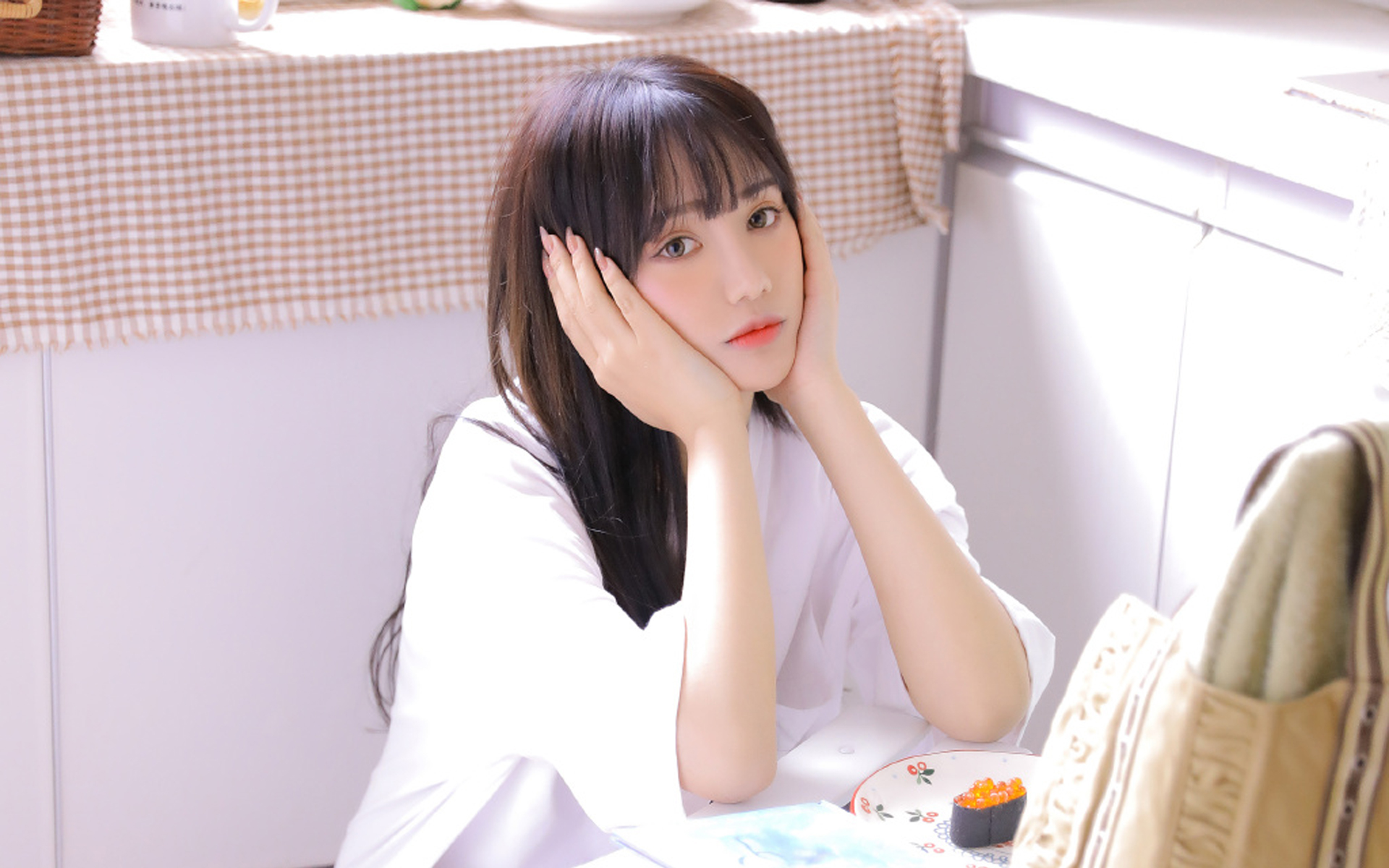 和冷淡的女生怎么聊天拉近距离,女孩子比较冷淡该如何聊天