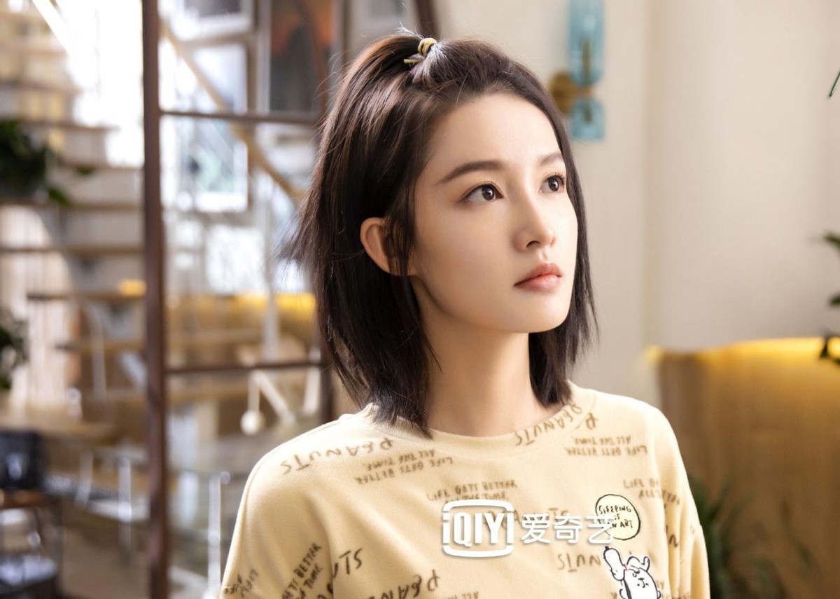 穿恨天高坐地铁的社死现场，两位男士都不忍看这次“崴脚表演”