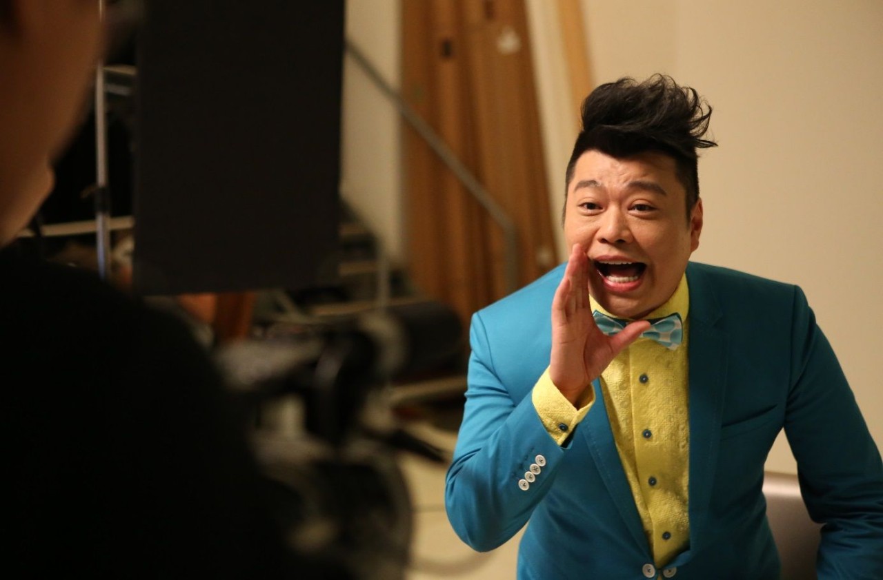 携眷出席庆祝母亲节！52岁前TVB笑匠与圈外女友相爱18年仍不结婚