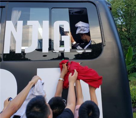 c罗在中国暖心时刻,c罗在中国球场戏弄警察