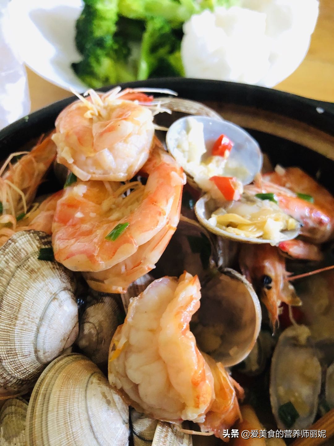 花蛤基围虾焖锅,蒜蓉花蛤虾煲的家常做法