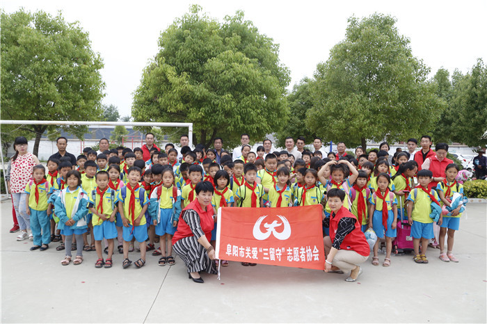 六一儿童节献爱心慰问活动,关爱困境儿童六一慰问暖童心