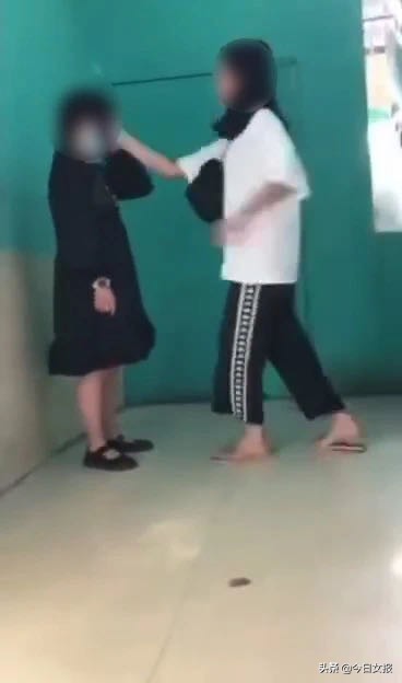 株洲女生扇耳光,15岁女孩和同伙殴打三名女子