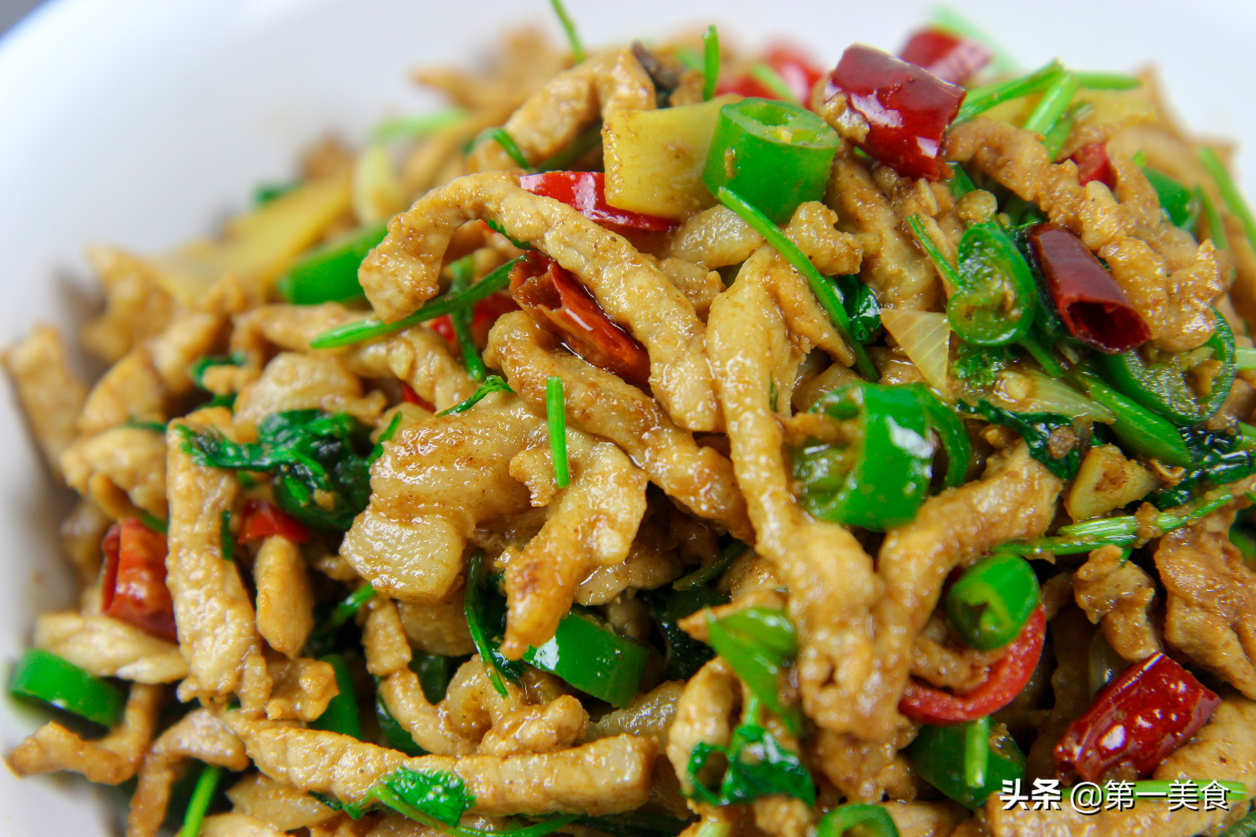 教你芹菜炒肉的正确做法肉丝滑嫩,炒肉之前要怎么腌制