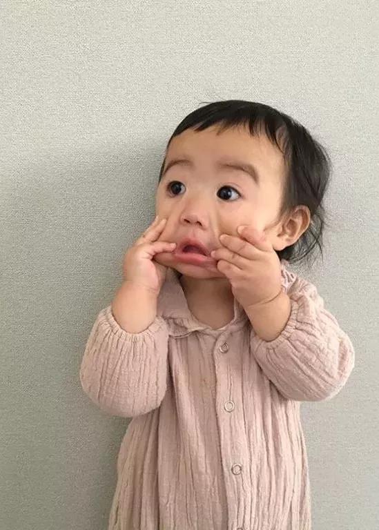 晒女儿搞怪丑萌照,亲妈狂晒女儿丑照