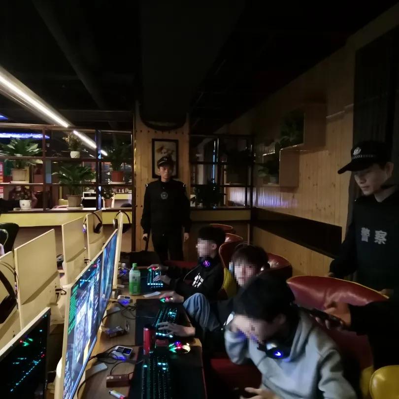 凌晨出动开展夜查行动,警方星夜清查风暴