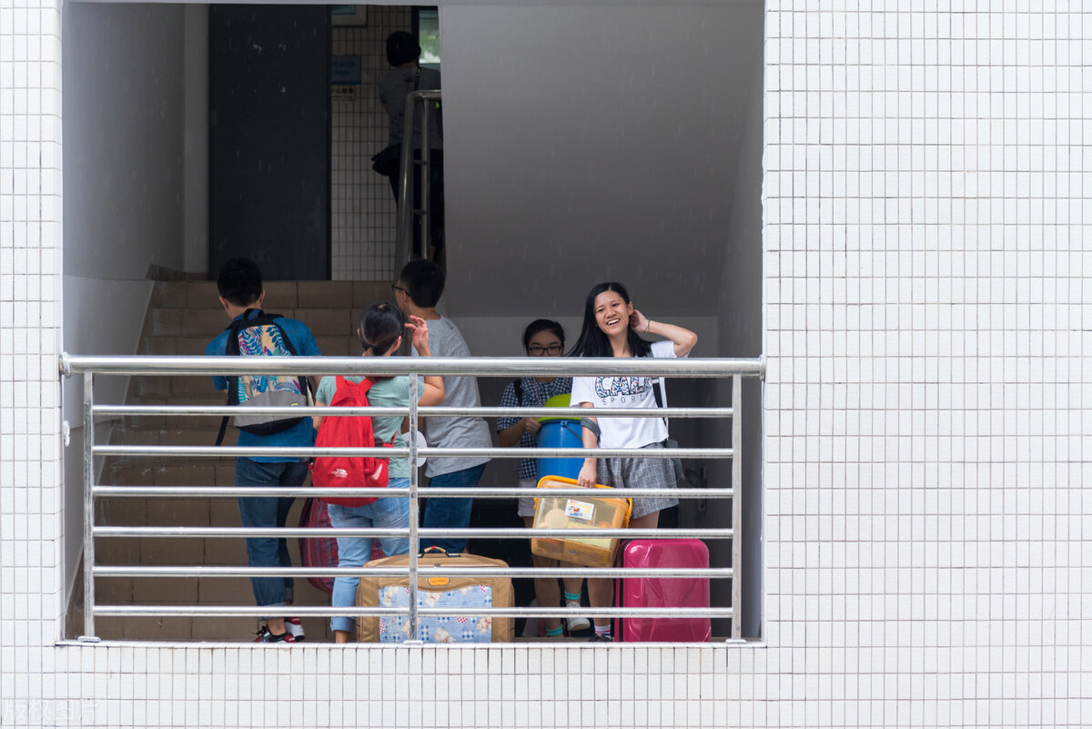 网曝一高校男生让女生搬寝室,大学有权利让学生强行搬宿舍吗