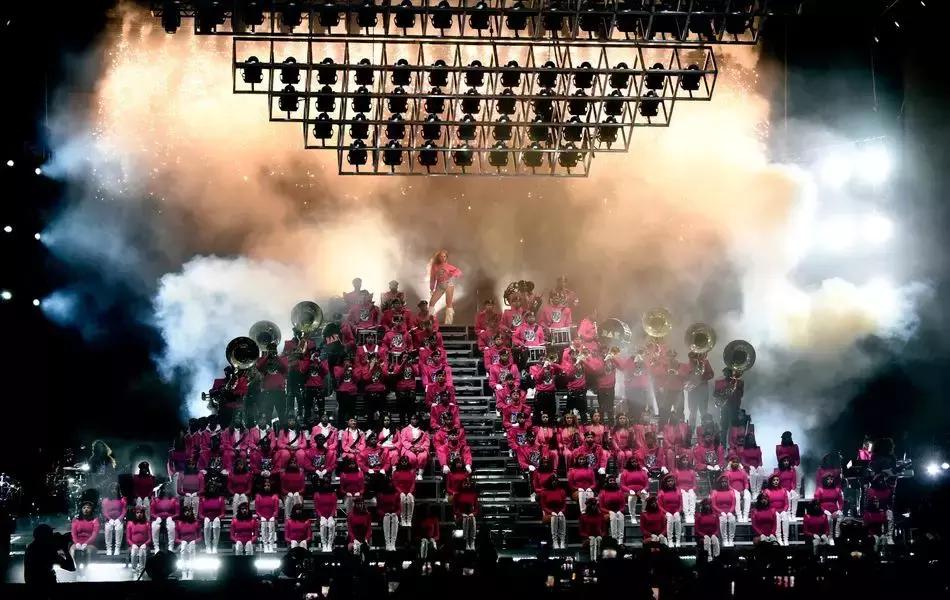 新媒体时代的沉浸式舞台设计,极简主义舞台设计