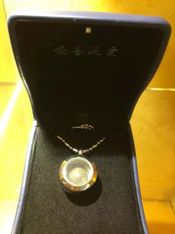 拿朋友的骨灰做成项链,把逝者的骨灰做成项链