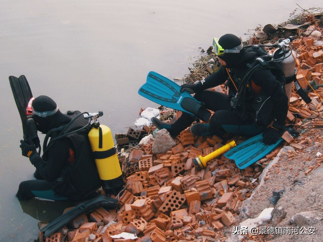 警察下水道寻找尸体,在水下找到尸体