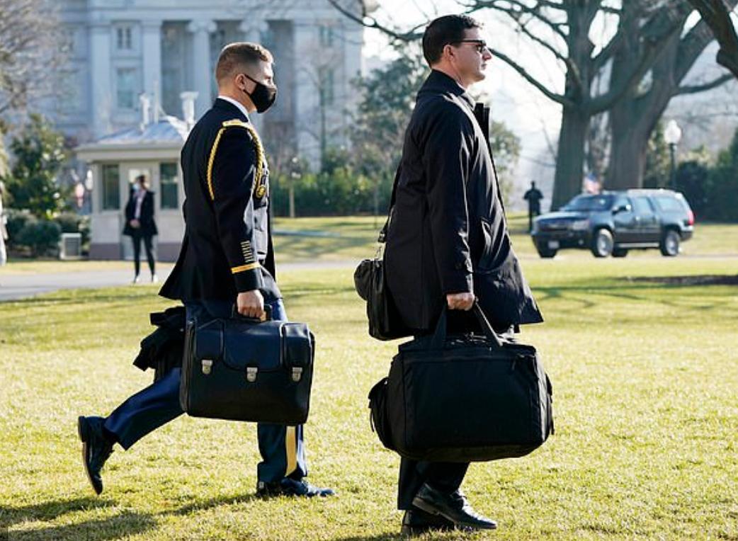 国会骚乱后特朗普仍带着“核足球”出行，民主*党**佩洛西要阻止此事