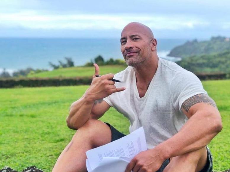 巨石强森怀抱爱女为其庆生,巨石强森有双胞胎