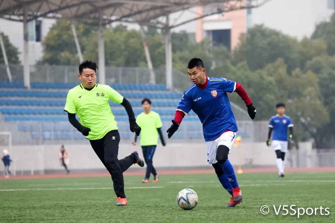 卓尔队长助阵“临空港杯”流浪者“破咒”夺冠