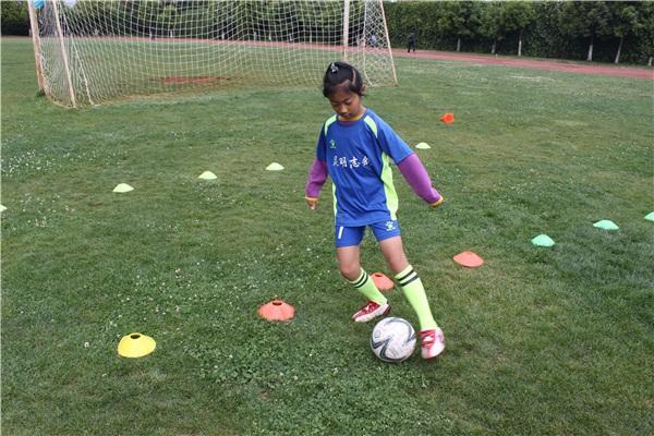 足球跑位时如何接球,足球跑位需要天赋