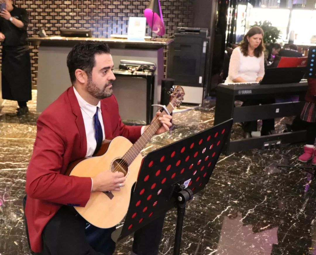 CISS部分师生参加太阳狮万丽酒店圣诞点灯活动