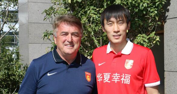 文体恋！他是国足杜威，两任女友是主播，小7岁娇妻是留学海归