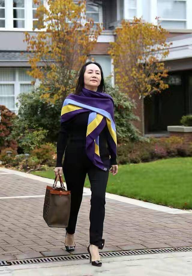 孟晚舟丝巾搭配图片,孟晚舟巾帼不让须眉的气质