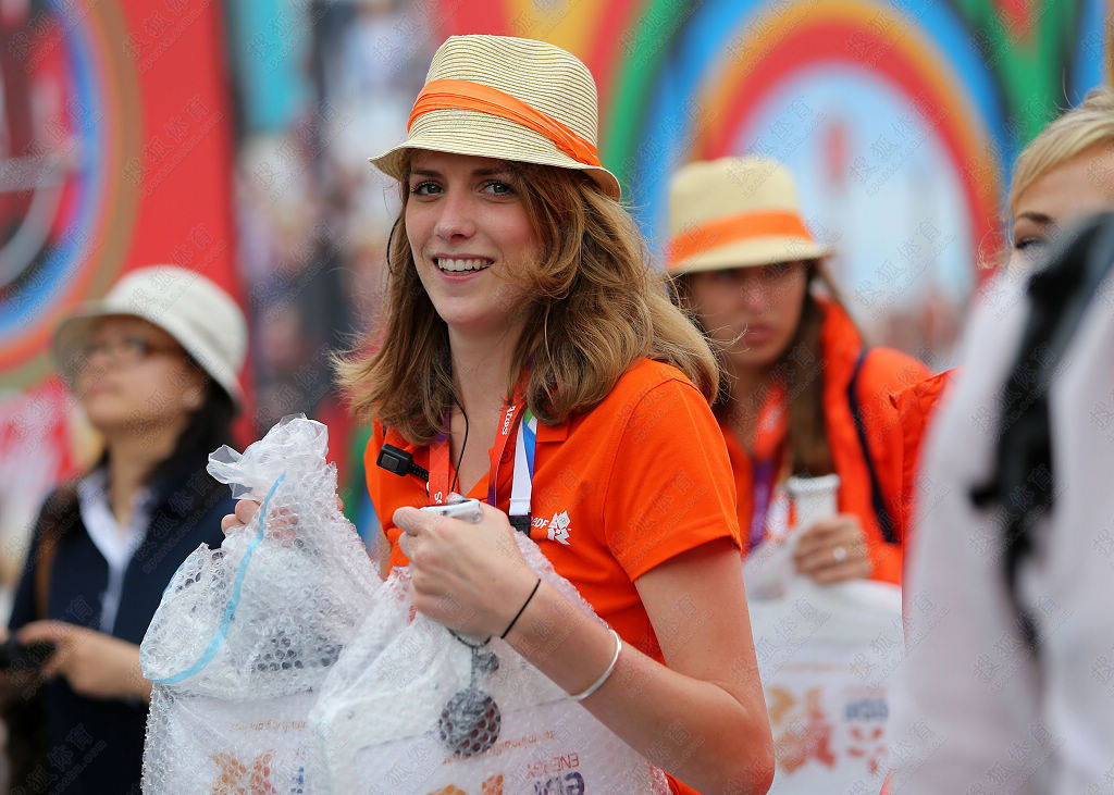 荷兰美女街头卖糖果,荷兰街头美女吃糖