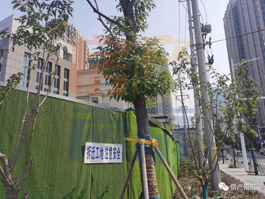 商务区无商务、300米地标成停车场！鼓楼滨江，我还要等你多久？