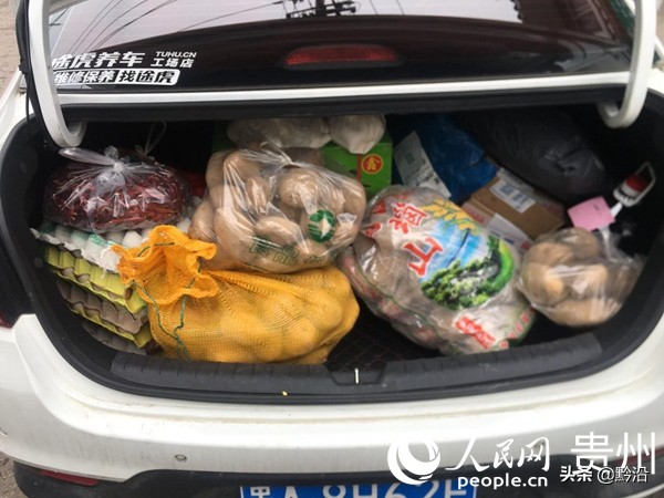 修文县三合村:志愿服务代购队送货到家