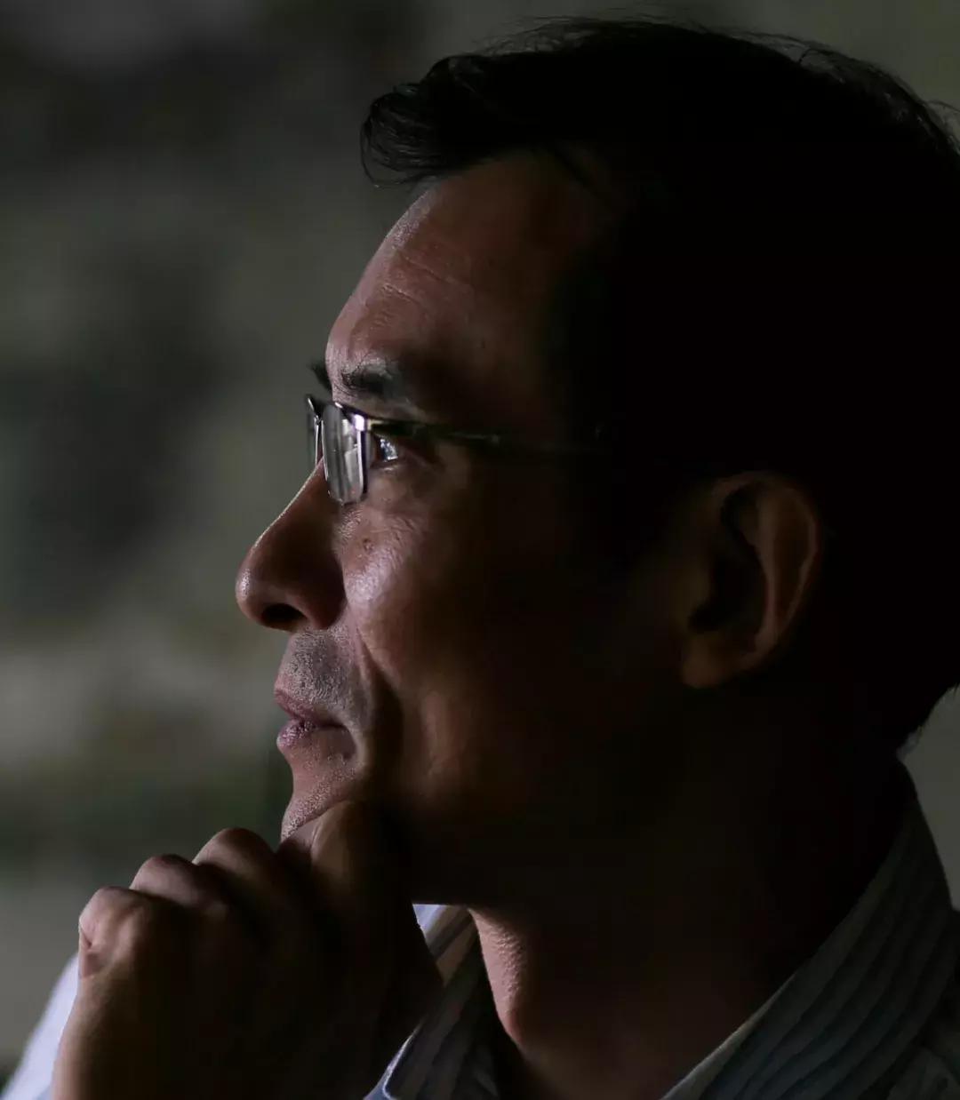 纸上的光影和字：6月30日，来看中国20位诗人的街拍摄影展