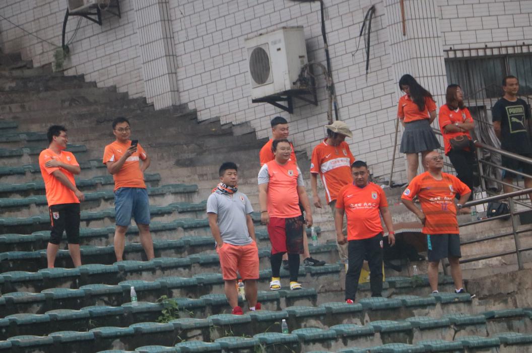 燃就现在的一种态度，鲁能球迷始终坚守，高温夏日里依然不会变